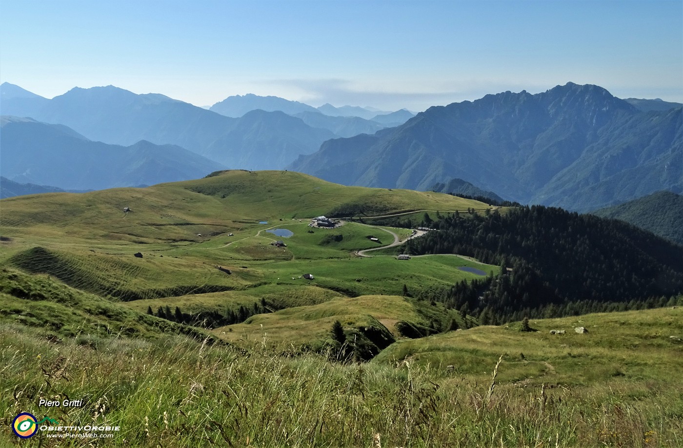 24 Sguardo all'indietro sui Piani dell'Avaro.JPG